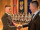 Minister Starlinger gratuliert zur Beförderung zum Leutnant. (Bild öffnet sich in einem neuen Fenster)