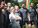 Verteidigungsministerin Klaudia Tanner mit den österreichischen Athleten. (Bild öffnet sich in einem neuen Fenster)