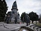 Kranzniederlegung am Denkmal Maria Theresias. (Bild öffnet sich in einem neuen Fenster)