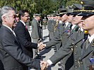 Bundespräsident und Verteidigungsminister beglückwünschen die Leutnante. (Bild öffnet sich in einem neuen Fenster)