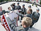 Die jungen Leutnante bekräftigen ihren Eid auf die Fahne. (Bild öffnet sich in einem neuen Fenster)