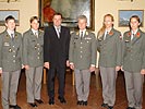 Verteidigungsminister Platter mit den vier weiblichen Leutnanten. (Bild öffnet sich in einem neuen Fenster)