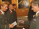 Generalleutnant Fitzal überreicht den Ring der Militärakademie. (Bild öffnet sich in einem neuen Fenster)