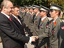 Der Bundespräsident gratuliert den neuen Leutnanten. (Bild öffnet sich in einem neuen Fenster)