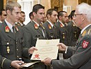 Akademiekommandant Sinn überreicht das Offiziersdekret. (Bild öffnet sich in einem neuen Fenster)