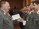 Generalstabschef Entacher beglückwünscht die jungen Offiziere. (Bild öffnet sich in einem neuen Fenster)