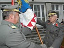 Generalmajor Sinn,r., übergibt das Kommando an Oberst Meinhart,l. (Bild öffnet sich in einem neuen Fenster)