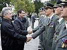 Bundespräsident Fischer und Minister Darabos gratulierten den Offizieren. (Bild öffnet sich in einem neuen Fenster)