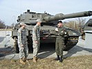 Die US-Kadetten vor einem Kampfpanzer "Leopard" 2 des Bundesheeres... (Bild öffnet sich in einem neuen Fenster)