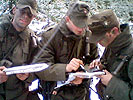 Orientierungsmarsch: Die eingeteilten Kommandanten studieren die Karte. (Bild öffnet sich in einem neuen Fenster)