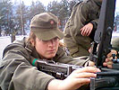 Kathrin Weißenböck überprüft die Sicherheit an einem MG 74. (Bild öffnet sich in einem neuen Fenster)