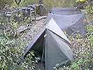 Zwei Mehrzweckplanen ergeben ein Zelt, im Hintergrund unser Waschplatz. (Bild öffnet sich in einem neuen Fenster)