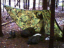 Die Zeltplane bietet ein bißchen Schutz vor Regen. (Bild öffnet sich in einem neuen Fenster)