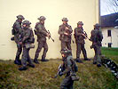 Eine Schützengruppe nutzt ein Kasernengebäude als Deckung. (Bild öffnet sich in einem neuen Fenster)