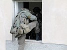 Soldaten dringen in ein Gebäude ein. (Bild öffnet sich in einem neuen Fenster)