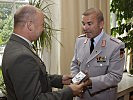 Oberst Novak, l., erhält ein Geschenk von Schulkommandeur Oberst Katz. (Bild öffnet sich in einem neuen Fenster)
