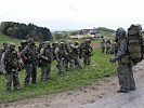 ABC-Abwehr: Die Soldaten üben das Anlegen von Schutzanzügen. (Bild öffnet sich in einem neuen Fenster)