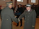 Franzisci gratuliert Oberwachtmeister Radauer zum Erfolg. (Bild öffnet sich in einem neuen Fenster)