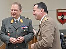 Brigadier Hufler, l., und Generalleutnant Milojcic beim Smaltalk. (Bild öffnet sich in einem neuen Fenster)