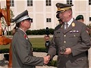 General Ertl gratuliert der Lehrgangsbesten ... (Bild öffnet sich in einem neuen Fenster)