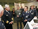 Vizeadmiral Wolfram Kühn besuchte den Stand des Bundesheers. (Bild öffnet sich in einem neuen Fenster)