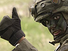 Soldaten trainieren an einem Maschinengewehr