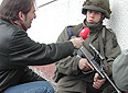 Ein Journalist interviewt einen Soldaten