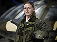 Eine Pilotin lacht aus dem Cockpit.