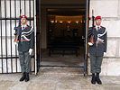 Soldaten der Garde halten Mahnwache am Eingang von Krypta und Weiheraum.