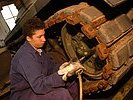 Ein Lehrling des Bundesheeres wartet einen Jagdpanzer