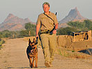 Eine Hundeführerin und ihr Schützling auf Streife im Tschad.