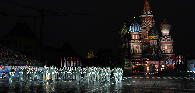 Die Militärmusik Tirol vor dem Moskauer Kreml.