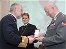 Verleihung des Großen Ehrenzeichens an General Mag. Roland Ertl. (Bild öffnet sich in einem neuen Fenster)