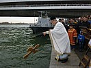 An der Donau wird ein Kreuz geweiht. (Bild öffnet sich in einem neuen Fenster)