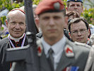Auch Kardinal Schönborn, l., und Minister Darabos nahmen an der Feier teil. (Bild öffnet sich in einem neuen Fenster)
