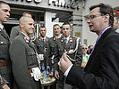Der Minister nahm sich Zeit für Gespräche mit den Soldaten. (Bild öffnet sich in einem neuen Fenster)