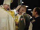 Kardinal Schönborn erteilt einem österreichischen Soldaten das Sakrament. (Bild öffnet sich in einem neuen Fenster)