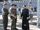 Gelebte Seelsorge: Soldaten finden Zeit für Gespräche mit den Geistlichen. (Bild öffnet sich in einem neuen Fenster)