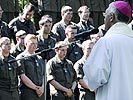 Ein französischer Bischof mit Soldaten des Bundesheeres. (Bild öffnet sich in einem neuen Fenster)