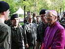 Militärbischof Werner im Gespräch mit jungen Soldaten. (Bild öffnet sich in einem neuen Fenster)