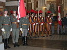 Österreicher und Schweizer Gardisten beim gemeinsamen Gottesdienst. (Bild öffnet sich in einem neuen Fenster)