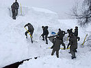 Gemeinsam nehmen die Trupps die Schneemassen in Angriff. (Bild öffnet sich in einem neuen Fenster)