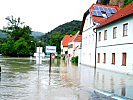 In Dürnstein dringt das Wasser bereits in die ersten Häuser. (Bild öffnet sich in einem neuen Fenster)