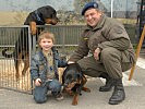 Pascal Steiner, 5, aus Marchtrenk mit Rottweilerwelpen und Hundeführer. (Bild öffnet sich in einem neuen Fenster)