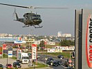 Ein AB-212 Hubschrauber landet vor dem max.center. (Bild öffnet sich in einem neuen Fenster)