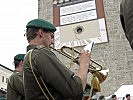 Die Militärmusik Salzburg vor dem Ennser Wahrzeichen. (Bild öffnet sich in einem neuen Fenster)