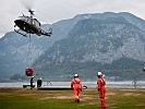 Ein Helikopter nach dem anderen entnimmt Wasser aus dem See. (Bild öffnet sich in einem neuen Fenster)
