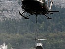 Zwei Agusta Bell 212 bei der Wasseraufnahme. (Bild öffnet sich in einem neuen Fenster)