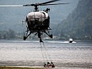Auch dieser "Alouette"-Helikopter holt Löschwasser. (Bild öffnet sich in einem neuen Fenster)