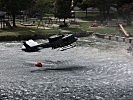 Der Hubschrauber entnimmt Wasser aus dem Hallstätter See. (Bild öffnet sich in einem neuen Fenster)